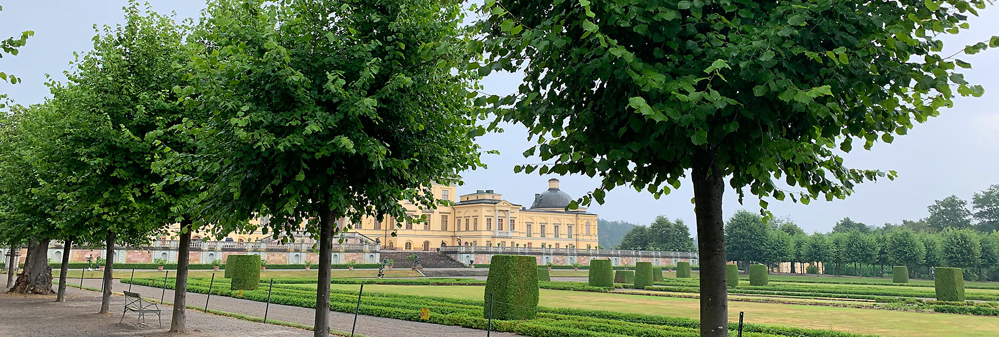 Blick auf Kaiser-Linden Allee Schloss Drottningholm in Schweden.