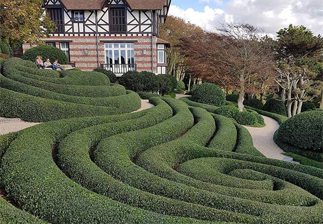 Blick auf Les Jardins d'Étretat, die eindrucksvolle Parkanlage mit kunstvollen Pflanzenarrangements.