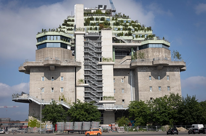 Gesamtansicht Bunker mit Dachgarten