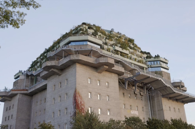 Hamburger Bunker mit Dachgarten von unten fotografiert